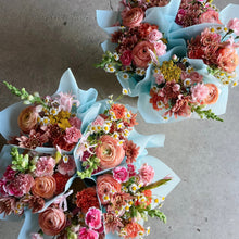 Load image into Gallery viewer, Designer's Choice Grab and Go Bouquets