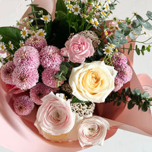 Load image into Gallery viewer, Designer's Choice Grab and Go Bouquets