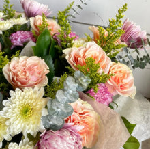 Load image into Gallery viewer, Designer's Choice Grab and Go Bouquets