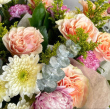 Load image into Gallery viewer, Designer's Choice Grab and Go Bouquets