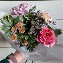 Load image into Gallery viewer, Designer's Choice Grab and Go Bouquets