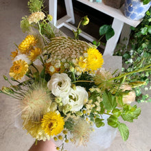 Load image into Gallery viewer, Designer's Choice Grab and Go Bouquets
