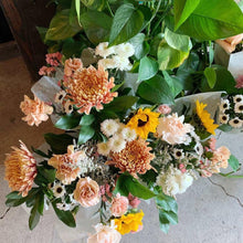 Load image into Gallery viewer, Designer's Choice Grab and Go Bouquets