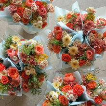 Load image into Gallery viewer, Designer's Choice Grab and Go Bouquets
